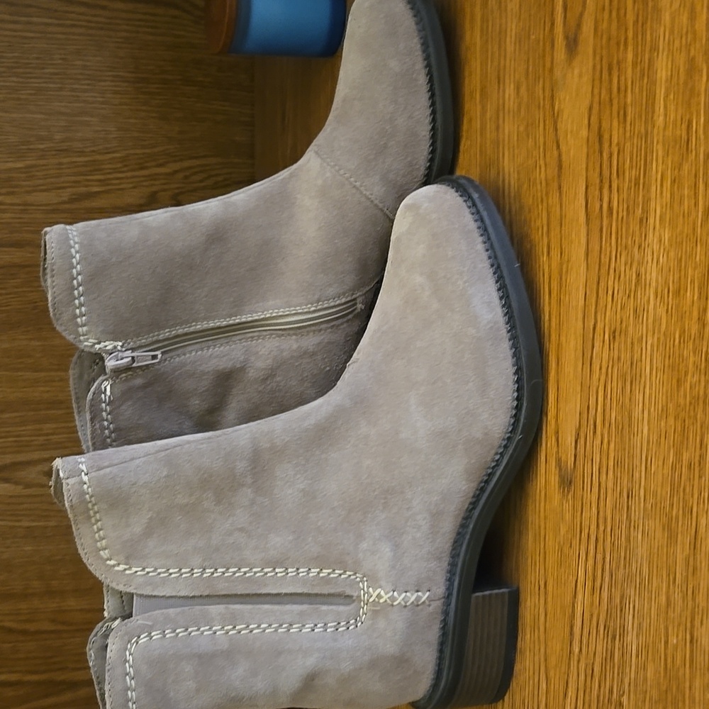 Clarks Maye Zip Pebble Suede Gris Beige Boots